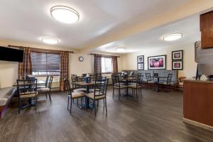 a restaurant with tables and chairs in a room at Best Western Empire Towers in Sioux Falls