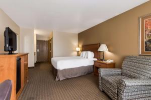 una camera d'albergo con letto e divano di Best Western Empire Towers a Sioux Falls