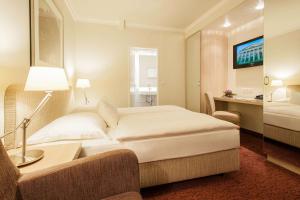 una camera d'albergo con letto e scrivania di Best Western Hotel Hamburg International ad Amburgo