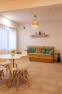 ein Wohnzimmer mit Sofa und Tisch in der Unterkunft Departamento Céntrico Belgrano PBE in San Carlos de Bariloche