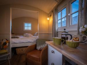 ein kleines Zimmer mit einem Schlafzimmer mit einem Bett in der Unterkunft The Pleasant Hut at MountPleasant Farm in Ulverston