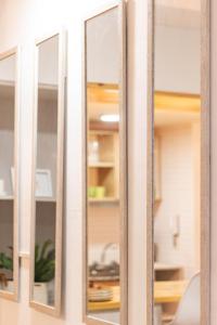 Zimmer mit 3 Spiegeln an einer Wand in der Unterkunft Departamento Céntrico Belgrano PBE in San Carlos de Bariloche