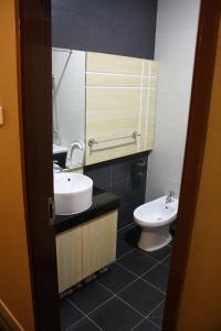 uma casa de banho com um lavatório e um WC em Nest Dayroom, 12hours stay em Bandar Seri Begawan