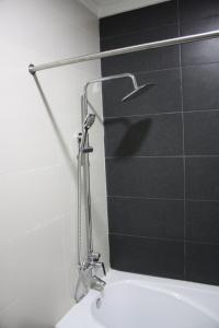 y baño con ducha y lavabo. en Nest Dayroom, 12hours stay, en Bandar Seri Begawan