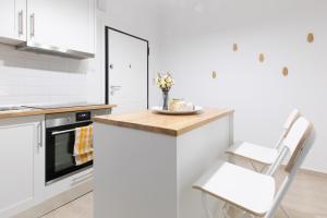 Kuchyň nebo kuchyňský kout v ubytování A-11.Cute renovated 1BD-5' metro
