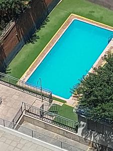 an overhead view of a swimming pool with grass at Departamentos Amoblados Paz in Santiago