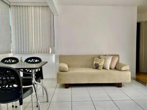 3 Quartos Melhor Valor do Df próximo ao Aeroporto e Plano في برازيليا: غرفة معيشة مع أريكة وطاولة