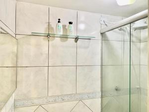 two bottles of shampoo are sitting on a shelf in a shower at 3 Quartos Melhor Valor do Df próximo ao Aeroporto e Plano in Brasilia