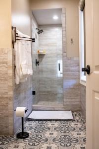 W łazience znajduje się prysznic ze szklanymi drzwiami. w obiekcie 14 1/2 St. George Street w mieście St. Augustine