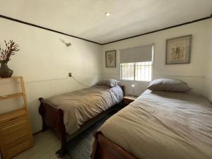 a bedroom with two beds and a window at Mirada al Mar in Matanzas