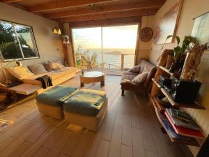 een woonkamer met een bank en een tafel bij Mirada al Mar in Matanzas