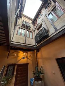 an overhead view of an apartment building with a potted plant at Vistas desde la Plata in Toledo