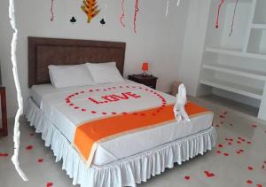 een slaapkamer met een bed met cake erop bij Hotel PaloQuemao in Quibdó