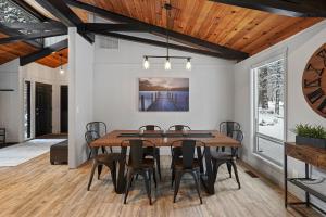 - une salle à manger avec une table et des chaises en bois dans l'établissement 12 Quartz Mountain home, à Bend