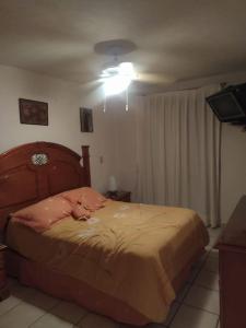um quarto com uma cama num quarto em Departamento amplio y amueblado en Marina Diamante em Acapulco