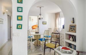 トレビエハにあるAwesome Apartment In Torrevieja With 3 Bedroomsのキッチン、ダイニングルーム(テーブル、椅子付)