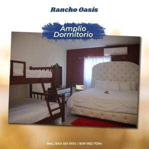 um quarto com uma cama e uma secretária e uma cama sidx sidx em Rancho Oasis, Residencial Sanate em Higuey