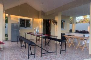 Rancho Oasis, Residencial Sanate في Higuey: مطبخ مع طاولة وكراسي في مطبخ