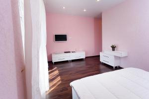 Llit o llits en una habitació de Apartments near Metro Station Sukonnaya Sloboda