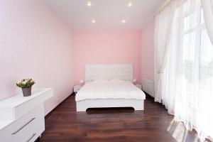 Een bed of bedden in een kamer bij Apartments near Metro Station Sukonnaya Sloboda