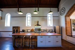 Кухня или мини-кухня в Adelaide Hills Luxury Escape - 1884 Summertown
