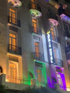 un bâtiment avec des lumières colorées sur son côté dans l'établissement AFRIC HOTEL- Casbah, à Alger