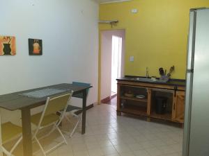 una cocina con mesa y fregadero. en Mer Departamento, en Resistencia