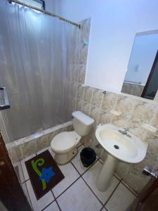 y baño con aseo y lavamanos. en Dpto en Garzota Norte de Guayaquil 5 mnts aeropuerto, en Guayaquil