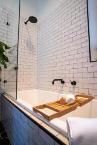 W łazience znajduje się wanna z umywalką. w obiekcie Adelaide Hills Luxury Escape - 1884 Summertown w mieście Summertown