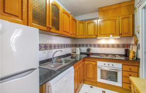 Kuchyň nebo kuchyňský kout v ubytování Nice Home In Orihuela With Wifi