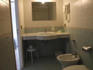Ett badrum på Hotel Dania