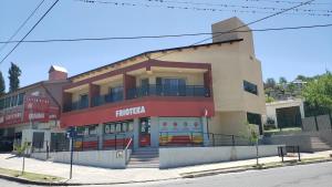 un edificio en la esquina de una calle en Severino Carlos Paz en Villa Carlos Paz