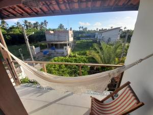 - un hamac sur le balcon d'une maison dans l'établissement Casa Vila Verde, à Porto de Pedras