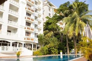 un hotel con piscina di fronte a un edificio di Pier Harbour Residences and Spa a Lagos