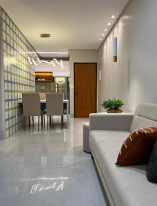 uma sala de estar com um sofá e uma mesa em Apartamento Concierge Sensacional em Marabá