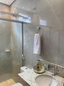 uma casa de banho com um WC, um lavatório e um chuveiro em Apartamento Concierge Sensacional em Marabá
