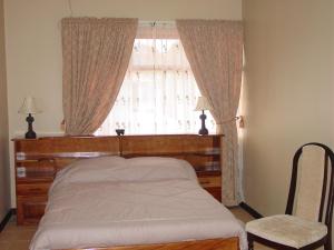 سرير أو أسرّة في غرفة في Hotel Santa Maria Inn