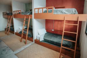 カンクンにあるKhali Cancúnの二段ベッド3組が備わる客室です。