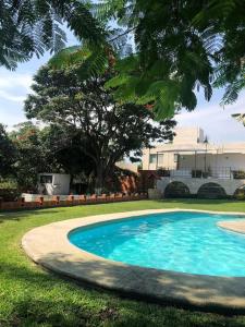 a swimming pool in the yard of a house at Residencia paraíso in Temixco