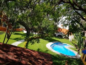 a view of a yard with a swimming pool at Residencia paraíso in Temixco