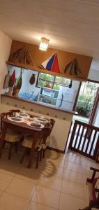 Una cocina o zona de cocina en Imbassai - Casa Alto Padrão completa - Condominio Fechado - A2B1