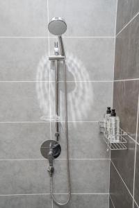 eine Dusche mit Duschkopf im Bad in der Unterkunft Ipoh Tambun Lost World Sunway Onsen Suites Luna 2R2B 8paxs in Ipoh
