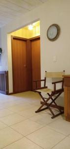 a room with a chair and a wooden door at Imbassai - Casa Alto Padrão completa - Condominio Fechado - A2B1 in Imbassai