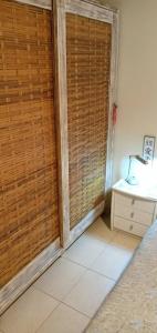 a bathroom with a window with wooden blinds and a sink at Imbassai - Casa Alto Padrão completa - Condominio Fechado - A2B1 in Imbassai