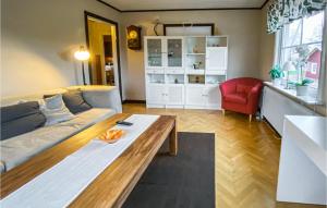 sala de estar con sofá y mesa en Lovely Home In Laholm With Wifi en Laholm