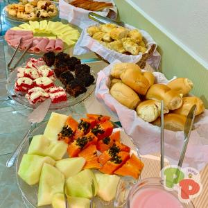 佩尼亚Parada do Parque Hotel的盛放不同种类开胃菜和甜点的餐桌