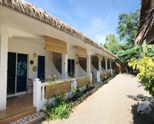 - une vue sur l'extérieur d'une maison dans l'établissement Nautilus Hostel & Hammocks, à Panglao