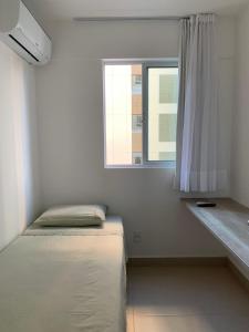 a small room with a bed and a window at SENSACIONAL A Uma Quadra da Praia da Ponta Verde in Maceió