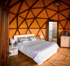 sypialnia z dużym łóżkiem w jurcie w obiekcie Glamping Monteverde San gil w mieście San Gil