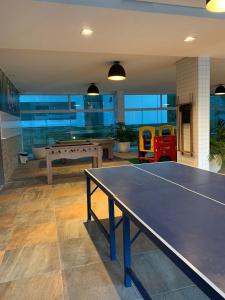 a ping pong table in the middle of a room at SENSACIONAL A Uma Quadra da Praia da Ponta Verde in Maceió